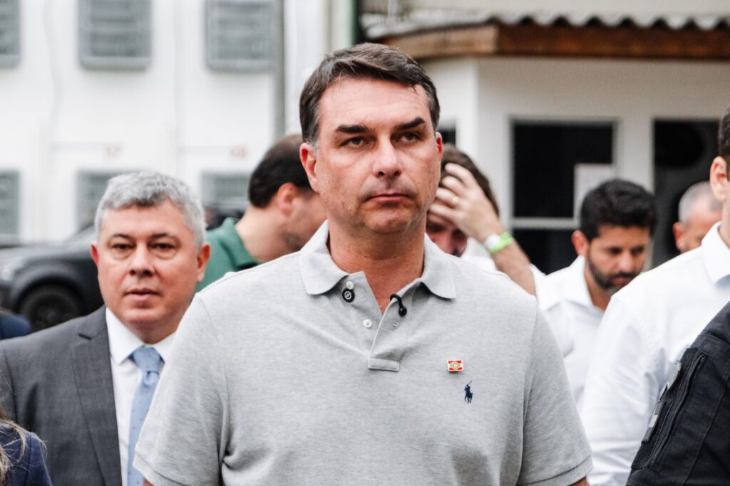 Flávio Bolsonaro enfrenta dificuldade para registrar candidatura no TSE após aparecer como filiado ao Missão