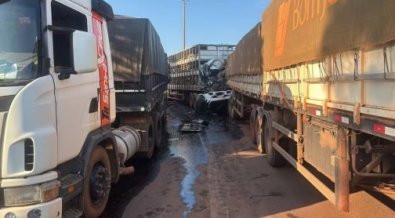 Carreta bate em 3 veículos e motorista morre na BR-163
