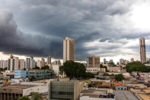Alerta de tempestade prevê granizo e chuva de até 50 mm em Mato Grosso